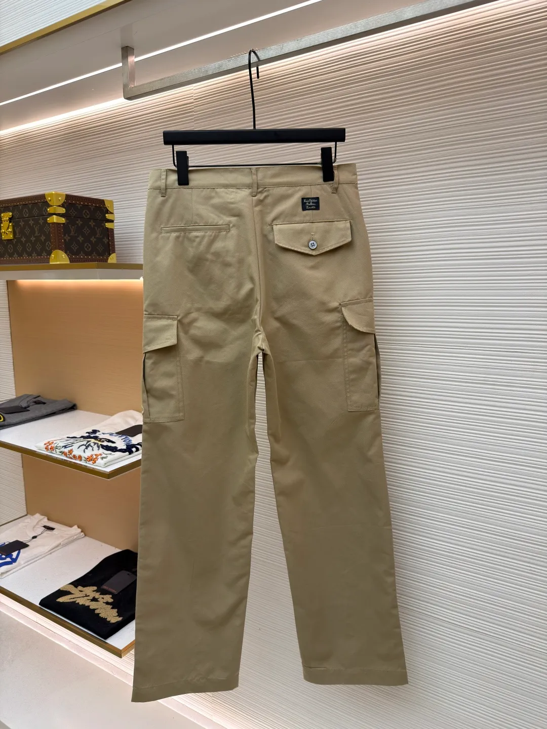 LOUIS VUITTON pocket embroidered work trousers ●Original version: Purchased and developed by 11318 ●Item number: 1681826-B50 ●Fabric: cotton twill fabric ●Technology: embroidery production ●Color: Khaki ●Version: Fitted version ●Weight: about 505 grams ●Size: 44-46-48-50 ●Description: The high cotton content ensures the fabric's excellent breathability, durability and classic workwear texture, while the twill weave gives it unique wear resistance and stiffness. The special fabric technology solves the pain points of tight and stiff traditional overalls; it provides greater freedom when moving, significantly improves wearing comfort and flexibility, and achieves a balance between function and comfort. The application of three-dimensional core-spinning embroidery technology in the pocket position is achieved by adding additional cotton thread or foam as the core material to the pattern filling layer, and then using embroidery thread to fully cover the embroidery. The logo pattern is significantly protruded from the surface of the fabric, forming a full three-dimensional effect. This process not only enhances the visual impact and tactile level, but also improves the wear resistance of the pocket area through the buffering effect of the core material, ensuring that the pattern can still remain crisp and not deformed in complex daily use, ensuring that the pattern is clear and durable, and injecting a sense of sophistication into the rugged workwear style. Diversified pocket system combines workwear functionality with sophistication. The flap cargo pockets on both sides are a signature element, and their flap design prevents items from falling and enhances the visual three-dimensionality. Italian style pockets provide simple side storage. The overall wiring is straight and delicate, the fabric is comfortable and soft, and the color is consistent without color difference. It can be matched with the same style to create a fashionable look and control various occasions. Customized accessories, complete with three standards, same style for men and women!